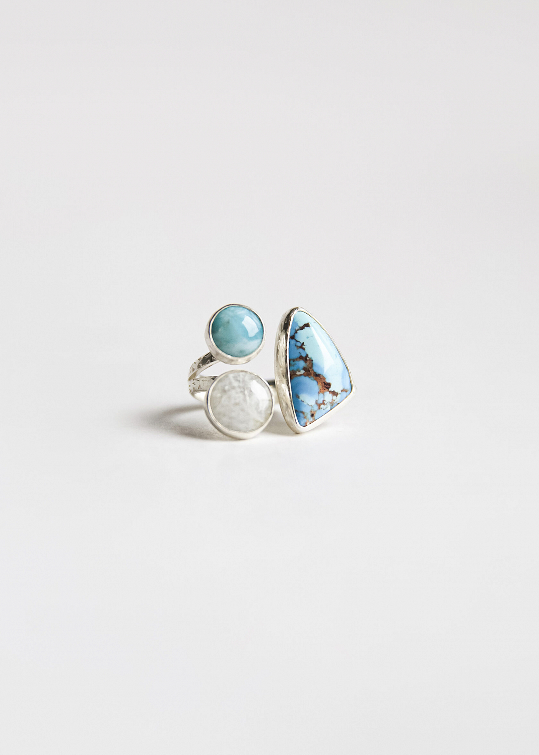 Кольцо с бирюзой, беломоритом и ларимаром