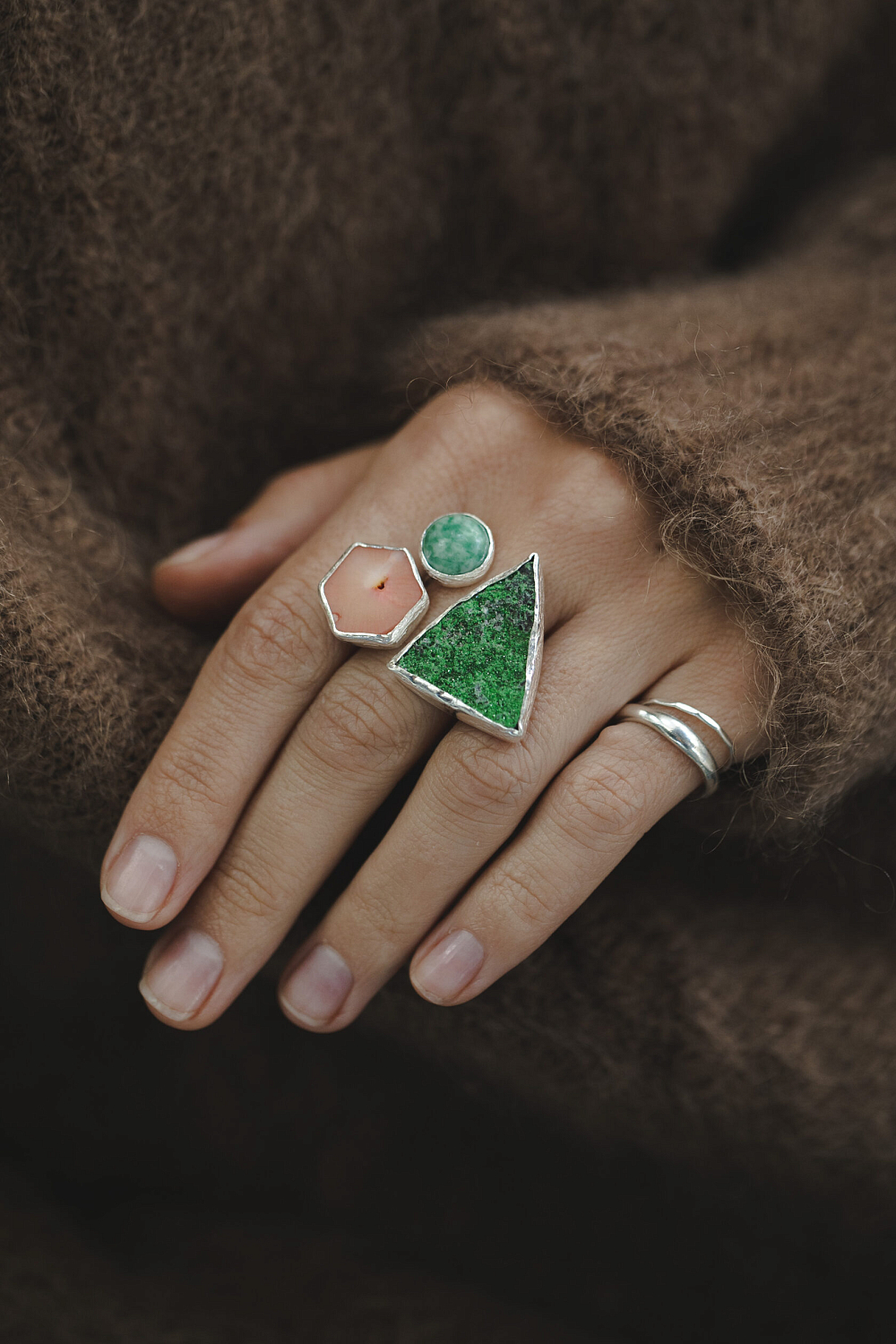 Кольцо с уваровитом, яшмой и кораллом