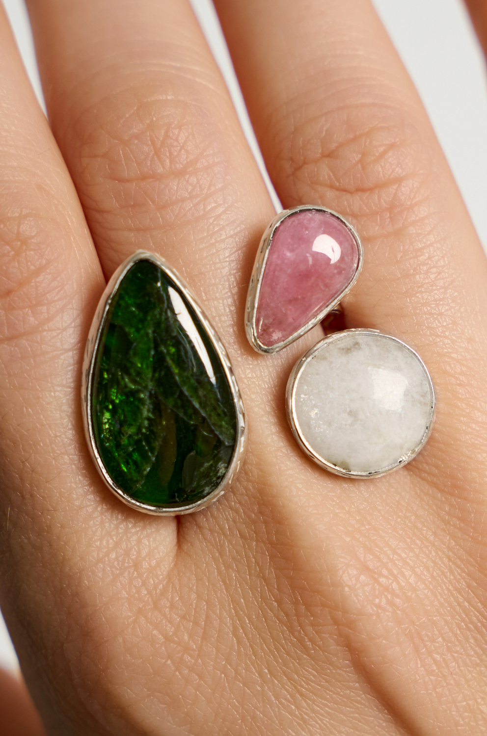 Кольцо с хромдиопсидом, турмалином и беломоритом