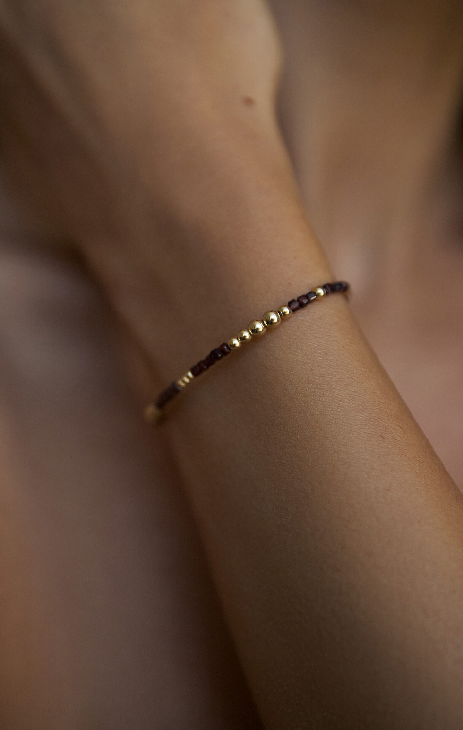 Браслет с бусинами граната