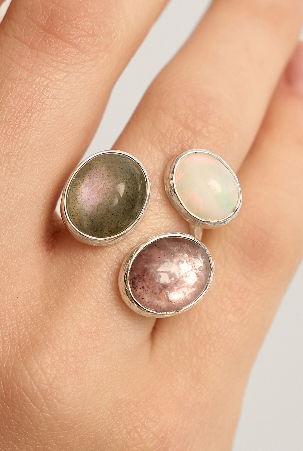 Кольцо с лабрадоритом, лепидолитом и эфиопским опалом