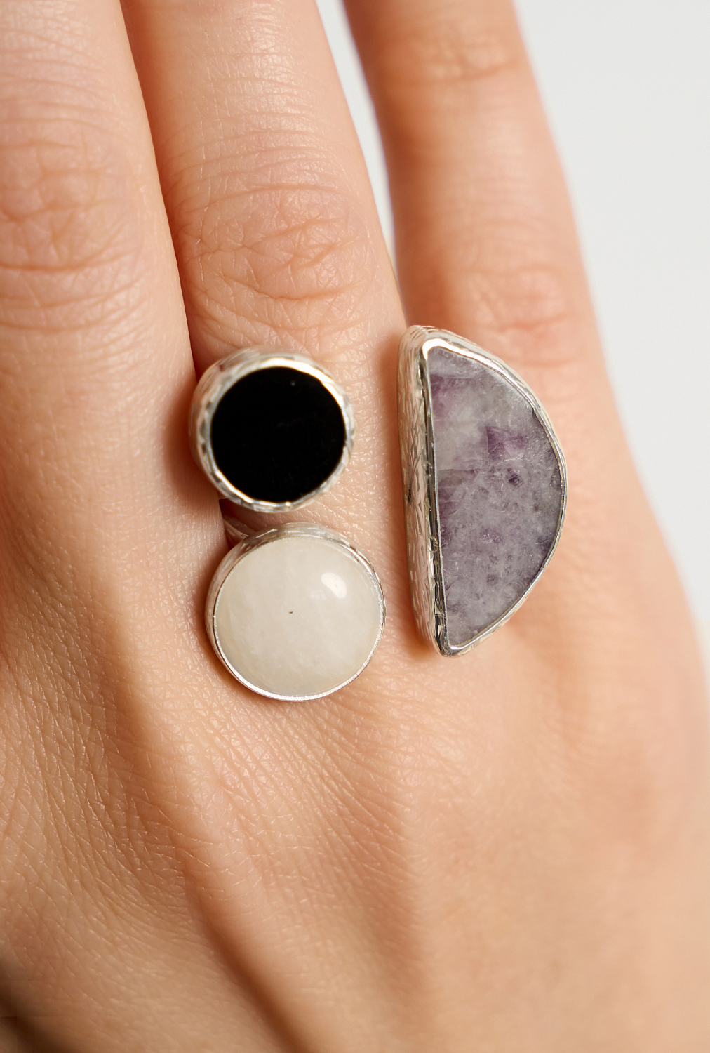 Кольцо с флюоритом, перламутром и черным агатом