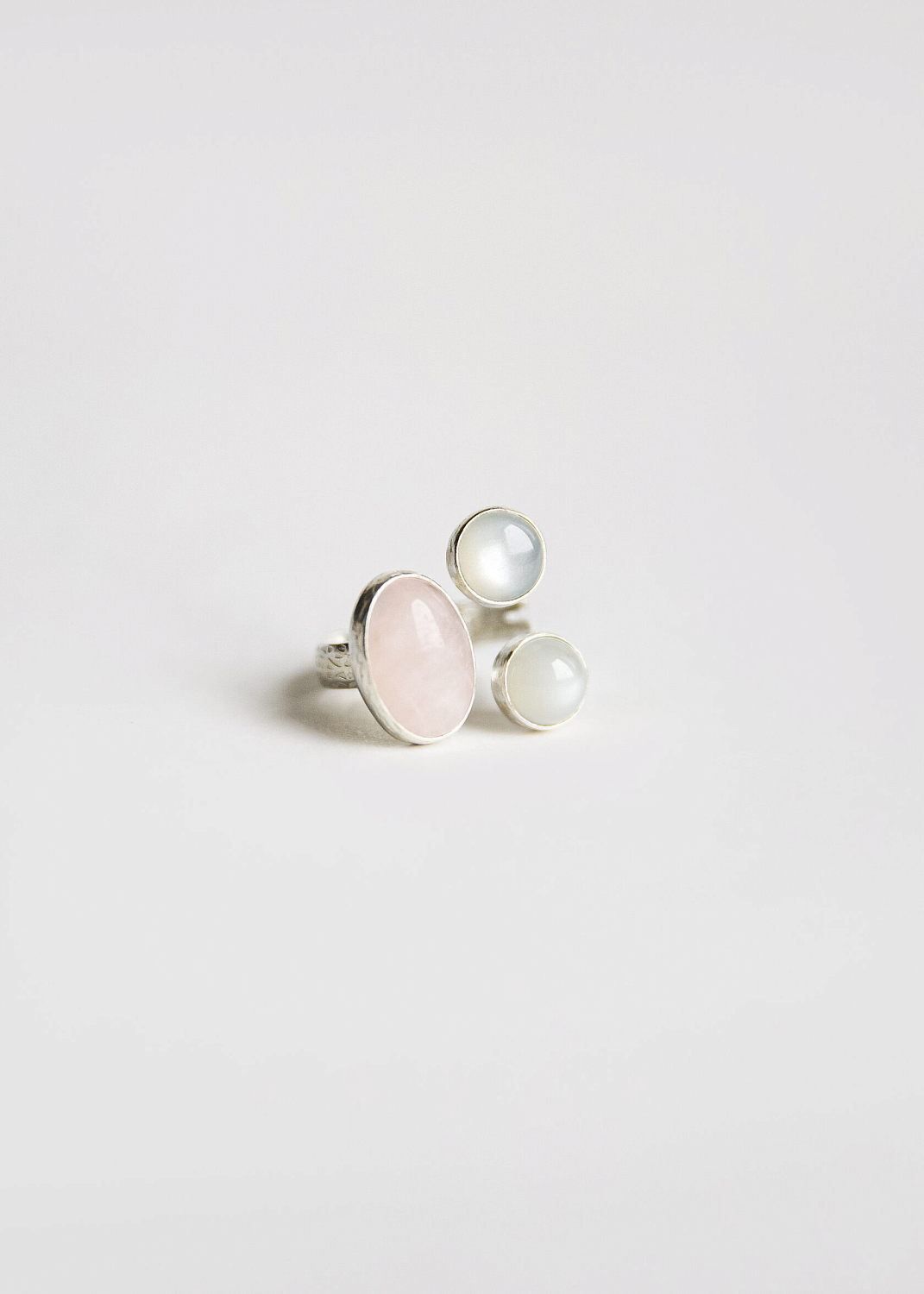 Кольцо с розовым кварцем и перламутром