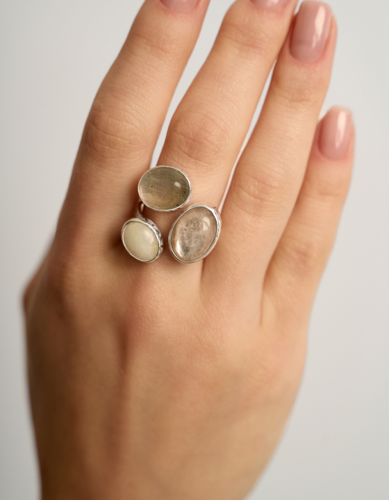 Кольцо с лепидолитом, лабрадоритом и эфиопским опалом