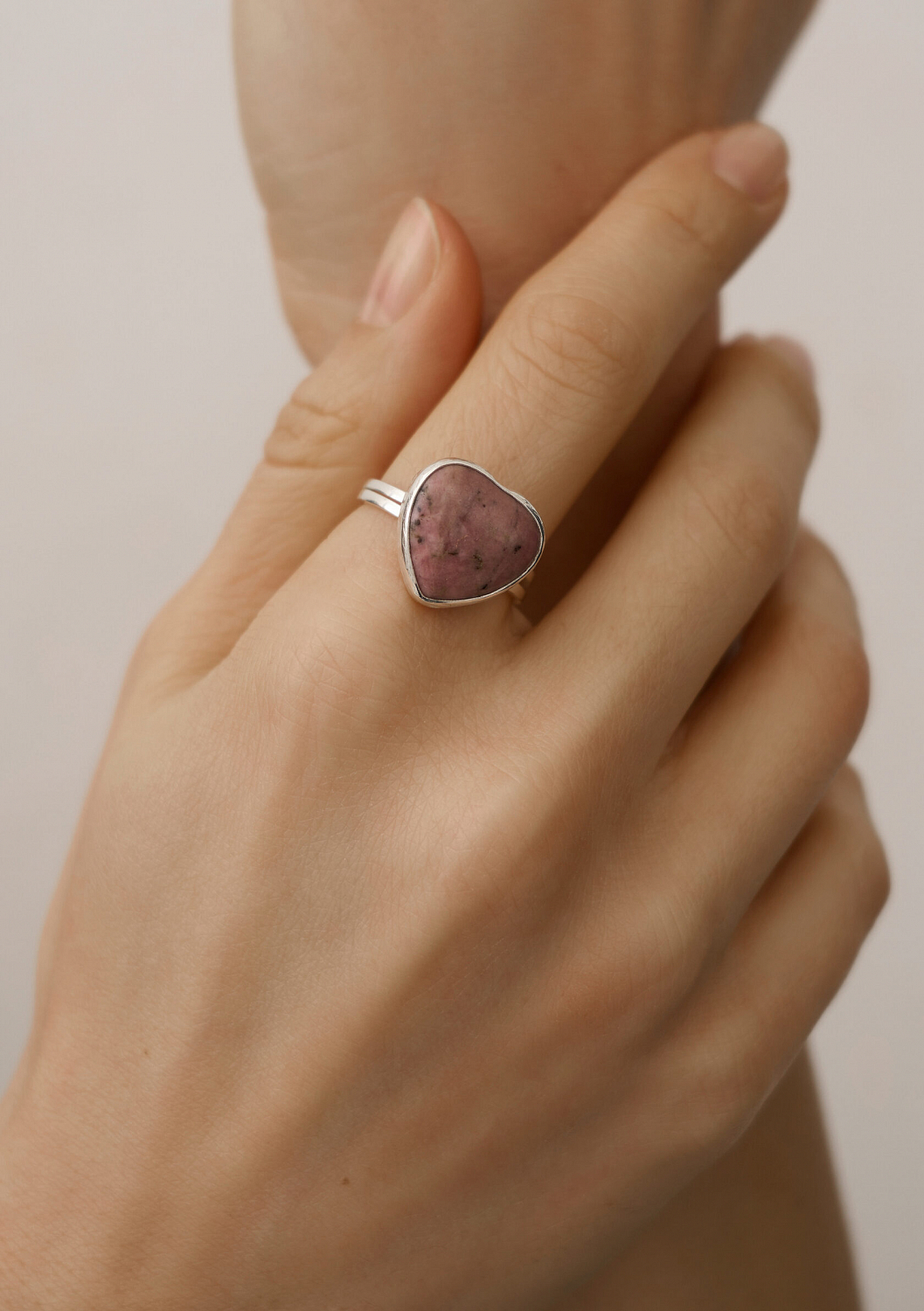 Кольцо Сердце с родонитом