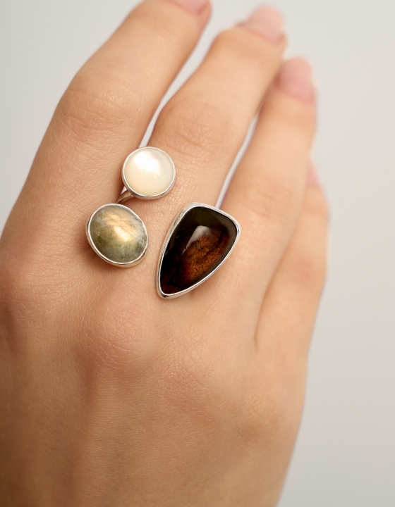 Кольцо с турмалином, лабрадоритом и перламутром