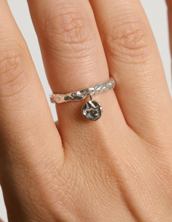 Кольцо с подвеской монета