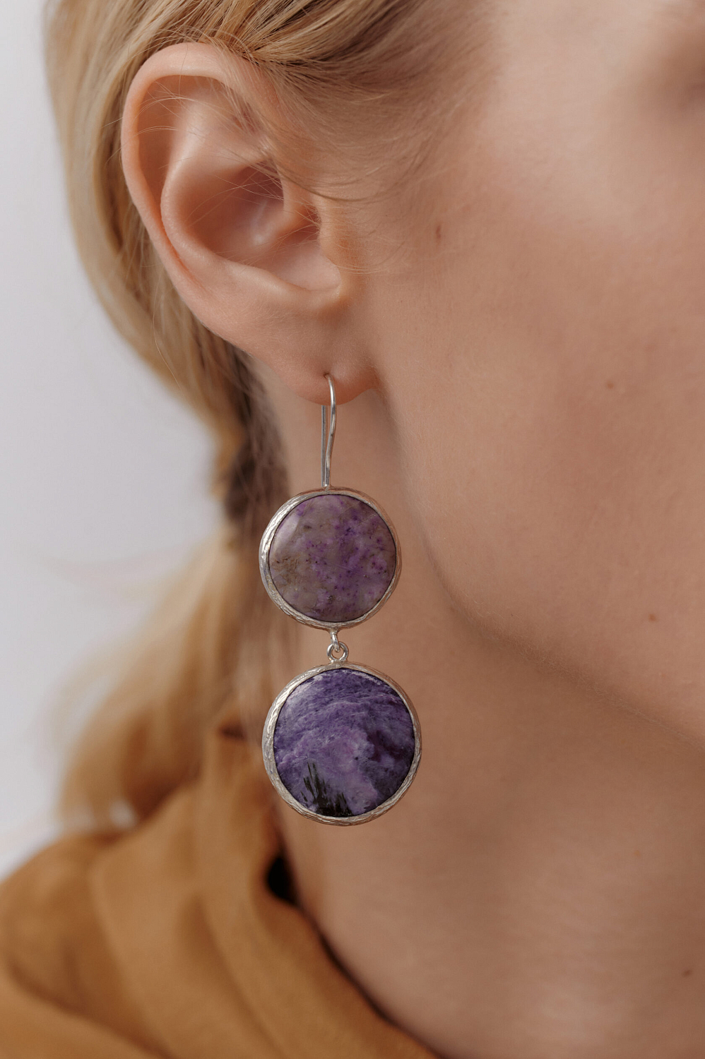 Серьги с гранатом и чароитом