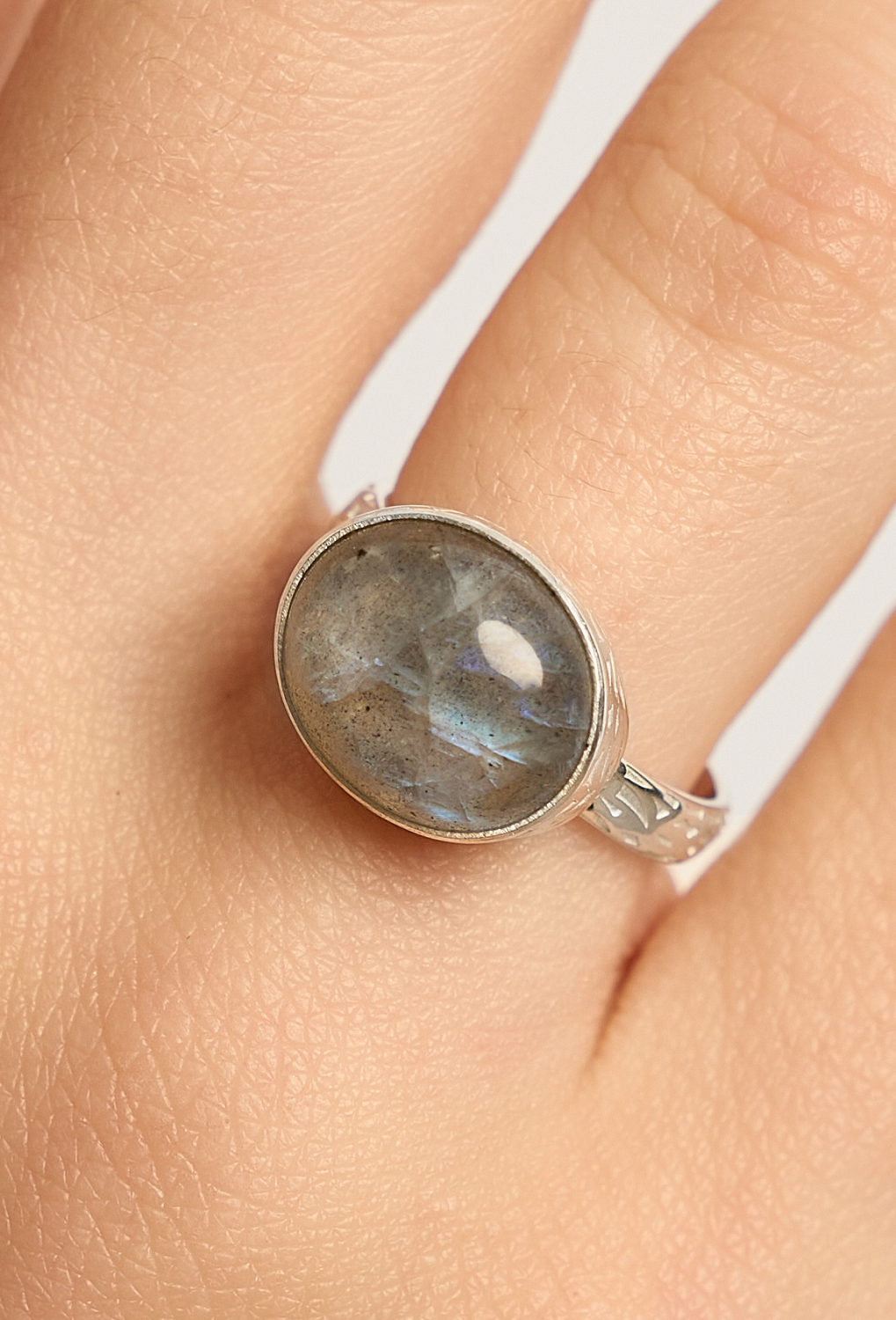 Кольцо с лабрадоритом
