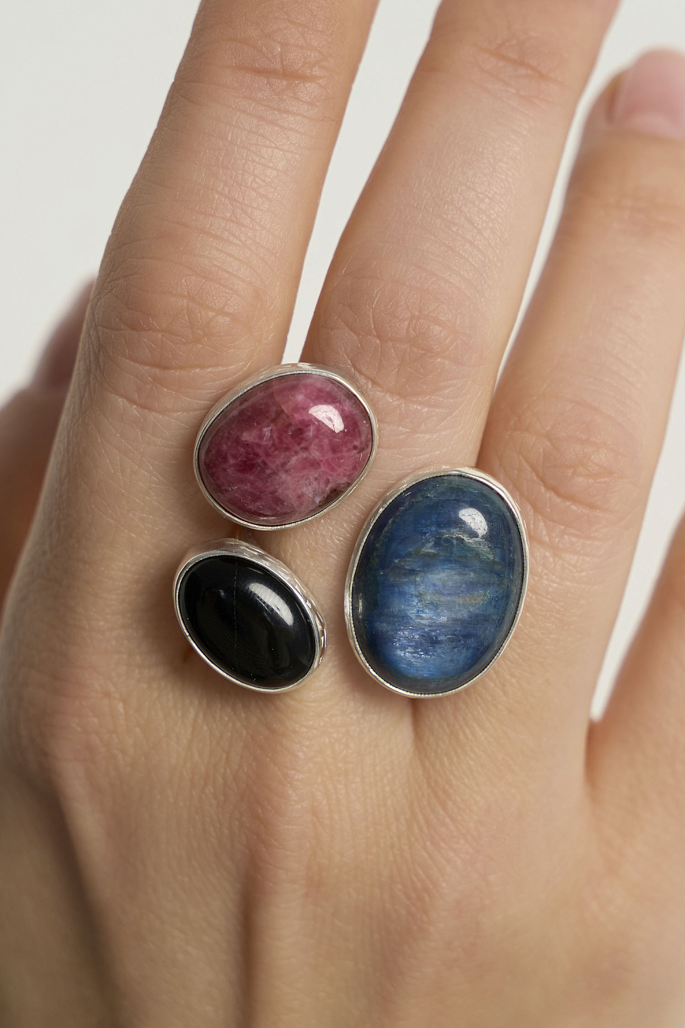 Кольцо с кианитом, родонитом и черным агатом