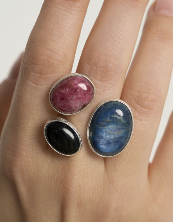 Кольцо с кианитом, родонитом и черным агатом