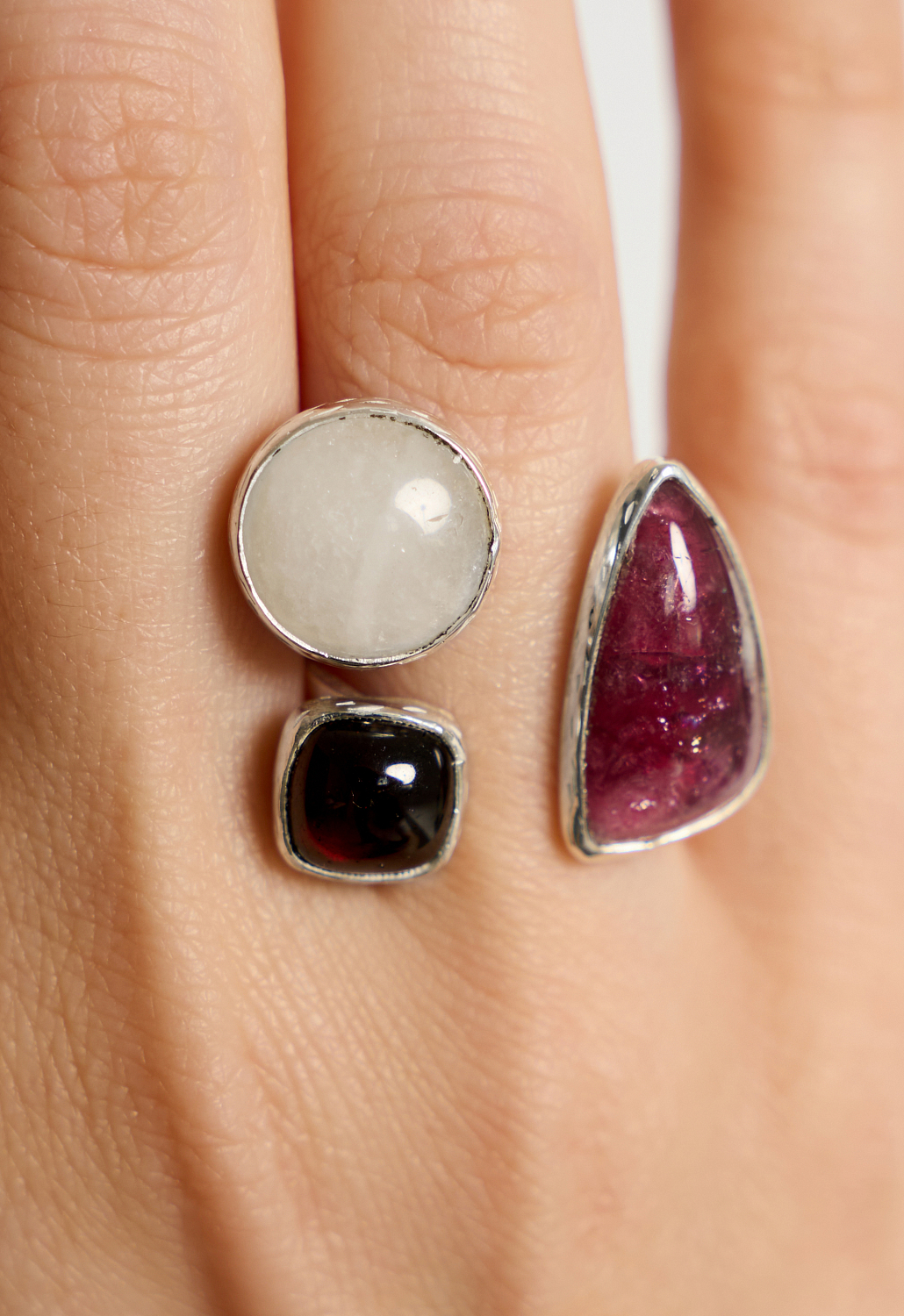 Кольцо с турмалином, беломоритом и гранатом