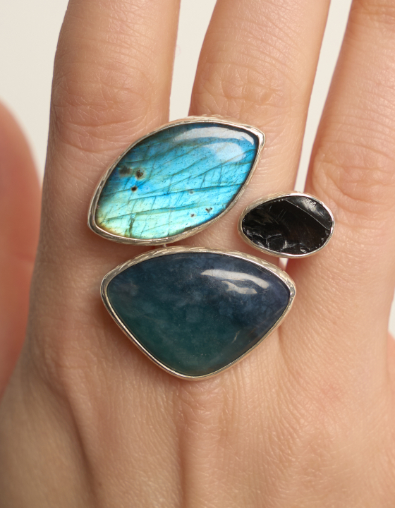 Кольцо со шпинелью, морским офитом и спектролитом