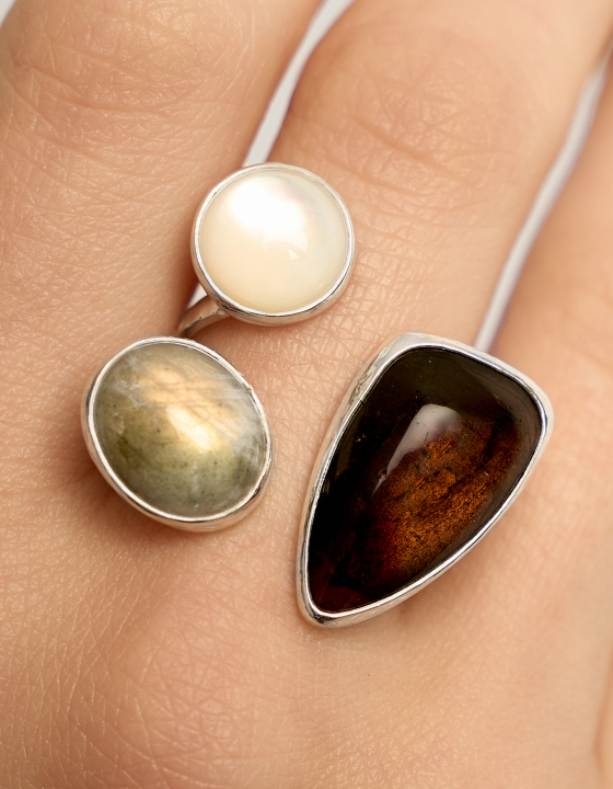 Кольцо с турмалином, лабрадоритом и перламутром