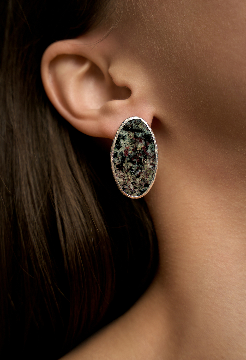 Пусеты с эвдиалитом