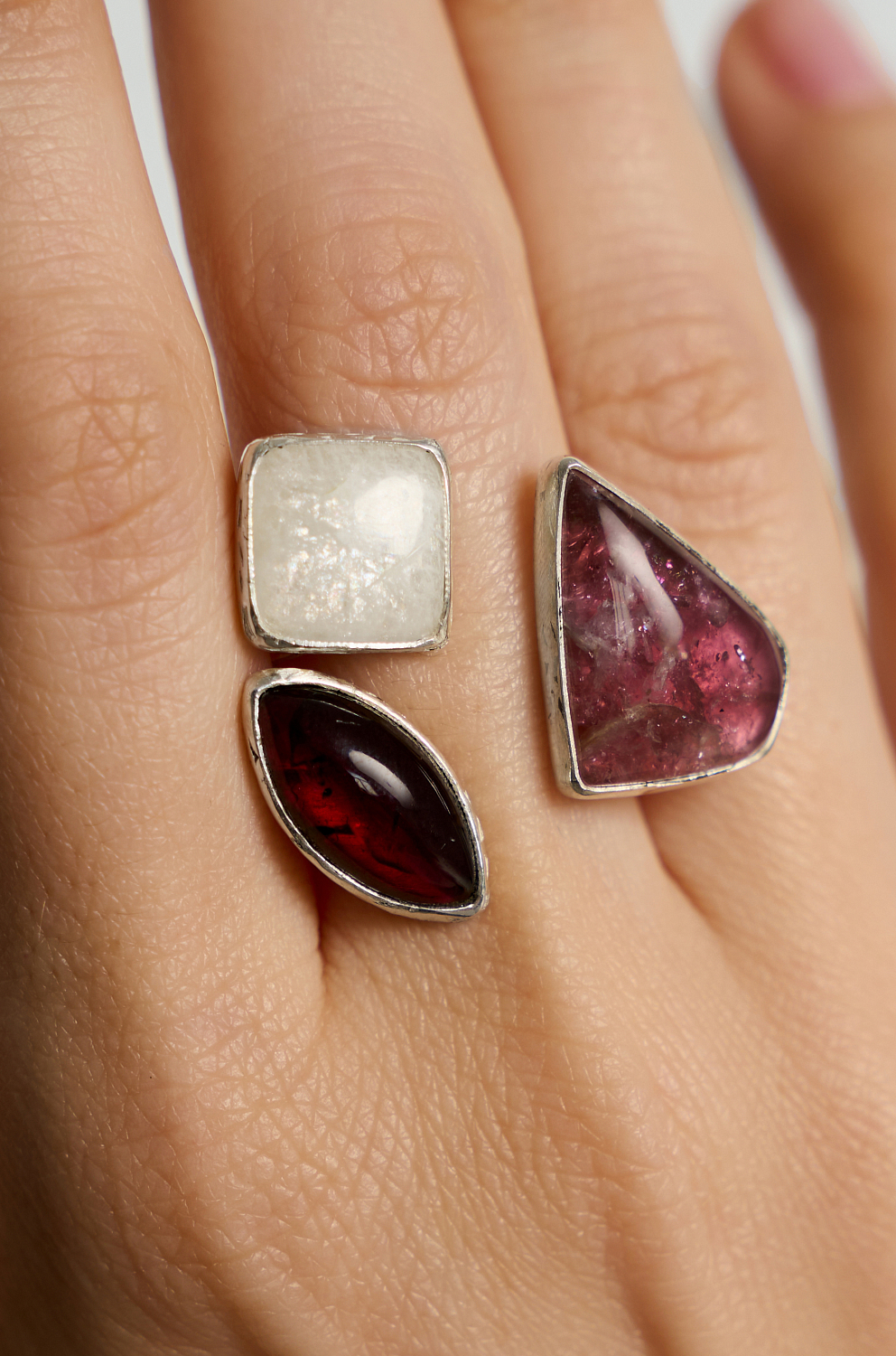 Кольцо с турмалином, гранатом и беломоритом