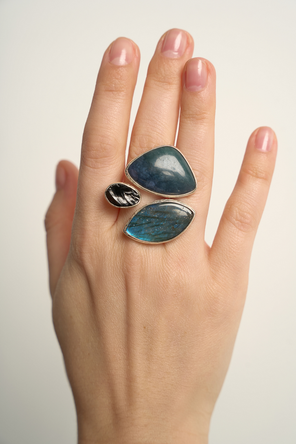 Кольцо со шпинелью, морским офитом и спектролитом