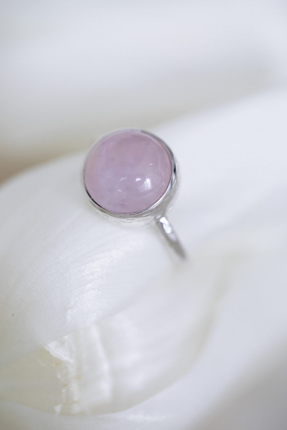 Кольцо с розовым кварцем