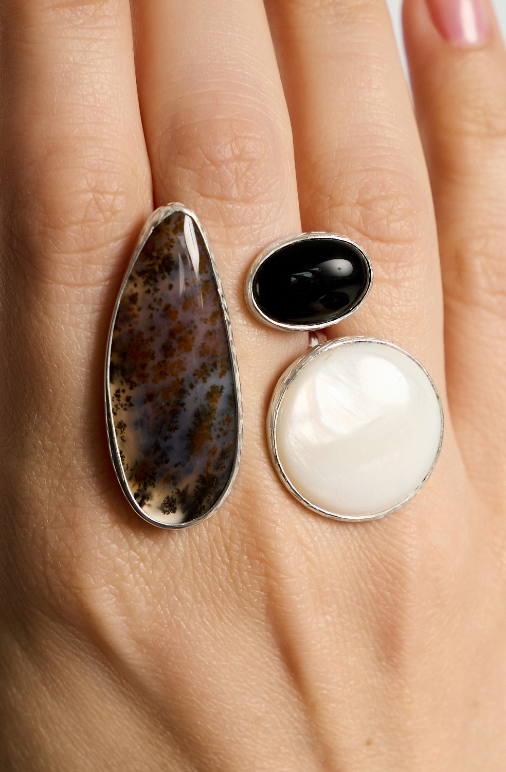 Кольцо с моховым агатом, беломоритом и черным агатом