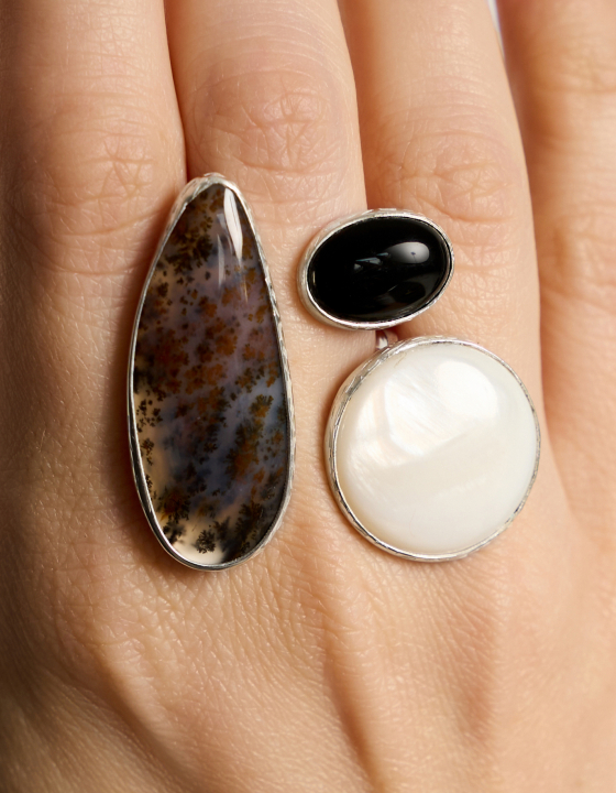 Кольцо с моховым агатом, беломоритом и черным агатом