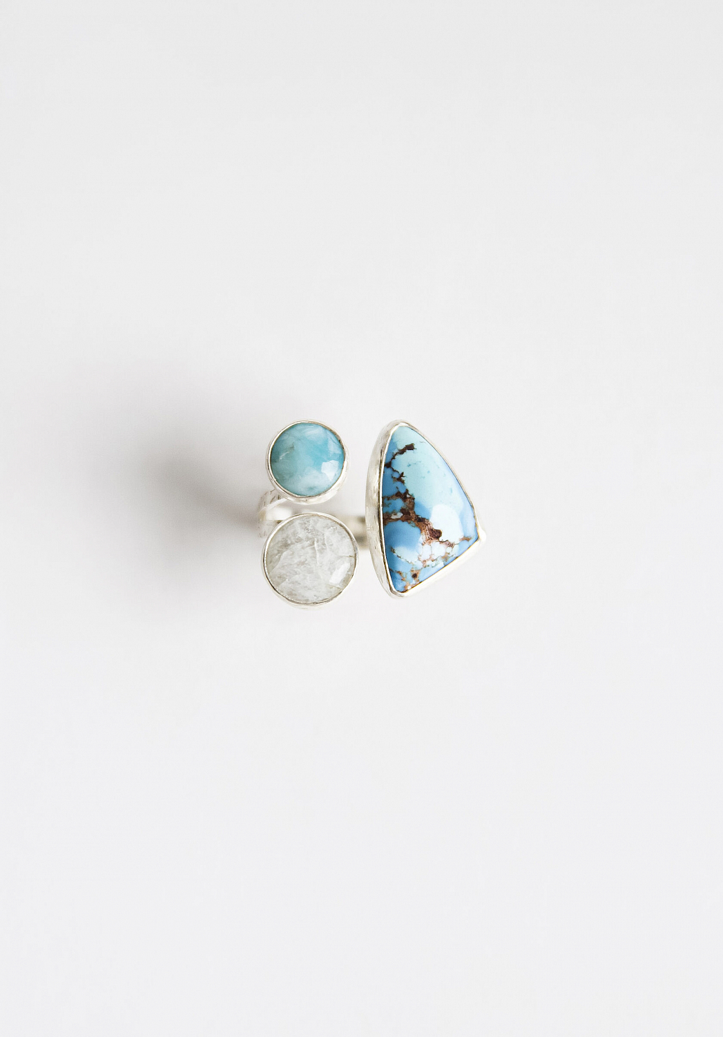 Кольцо с бирюзой, беломоритом и ларимаром