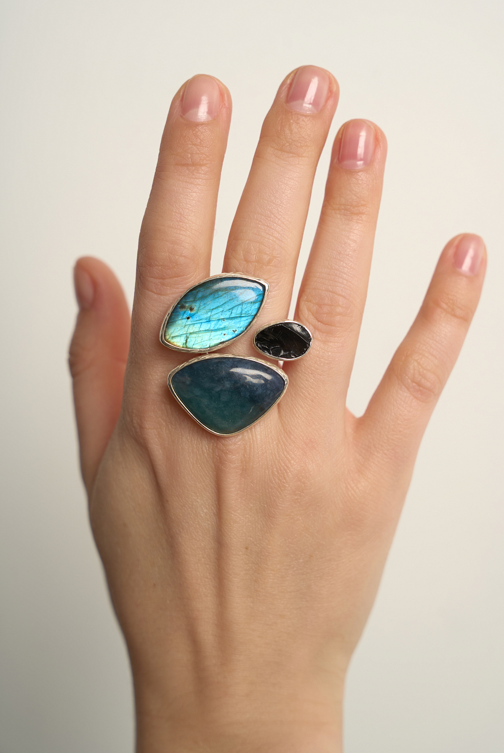 Кольцо со шпинелью, морским офитом и спектролитом