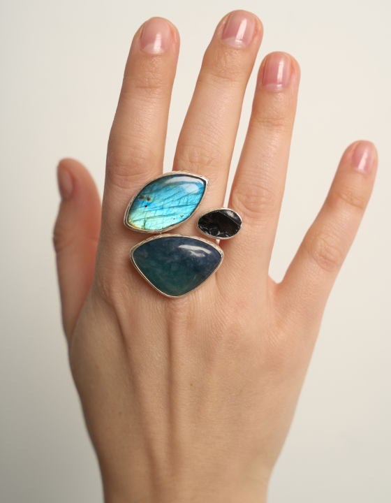Кольцо со шпинелью, морским офитом и спектролитом