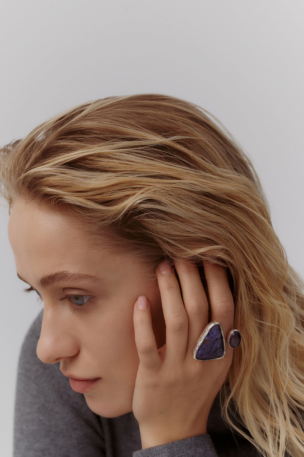 Кольцо с чароитом и аметистом