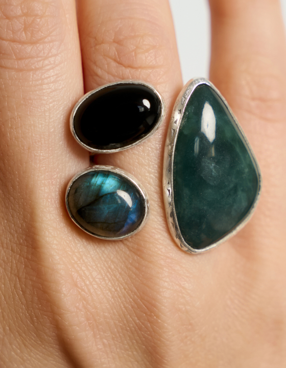 Кольцо с морским офитом, черным агатом и лабрадоритом