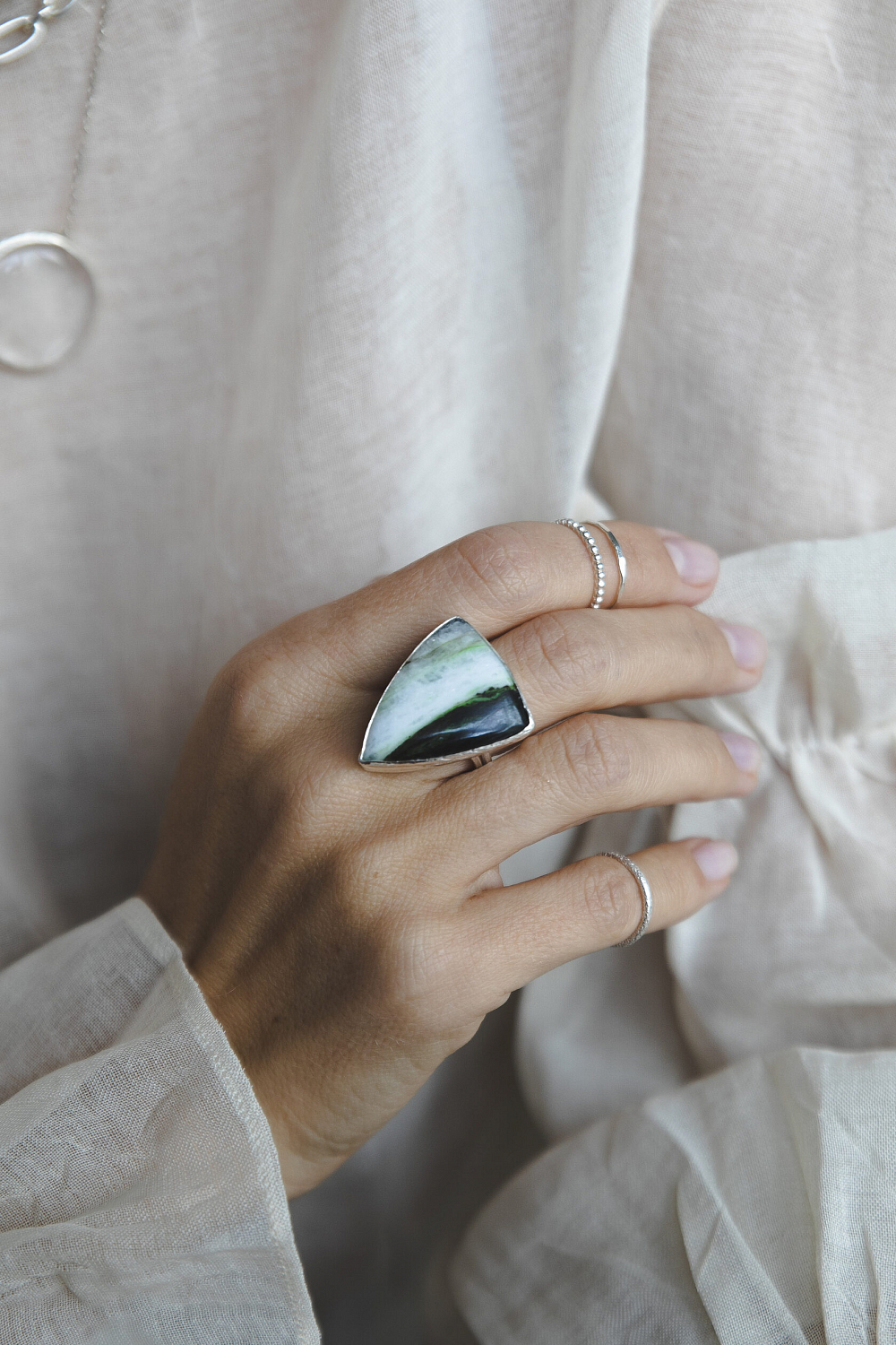 Кольцо с уваровитом в кальците