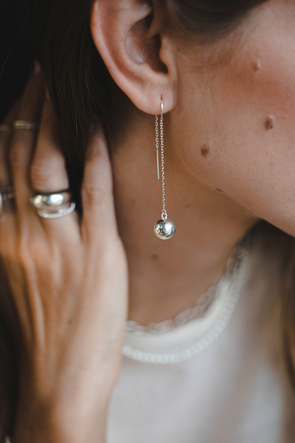 Серьги-цепочки с серебряной бусиной