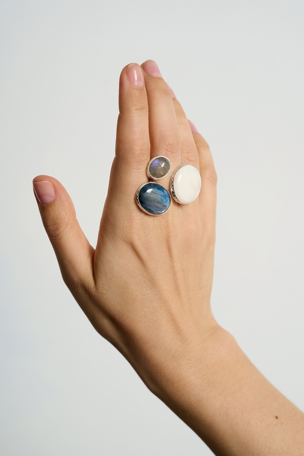 Кольцо с перламутром, кианитом и лабрадоритом