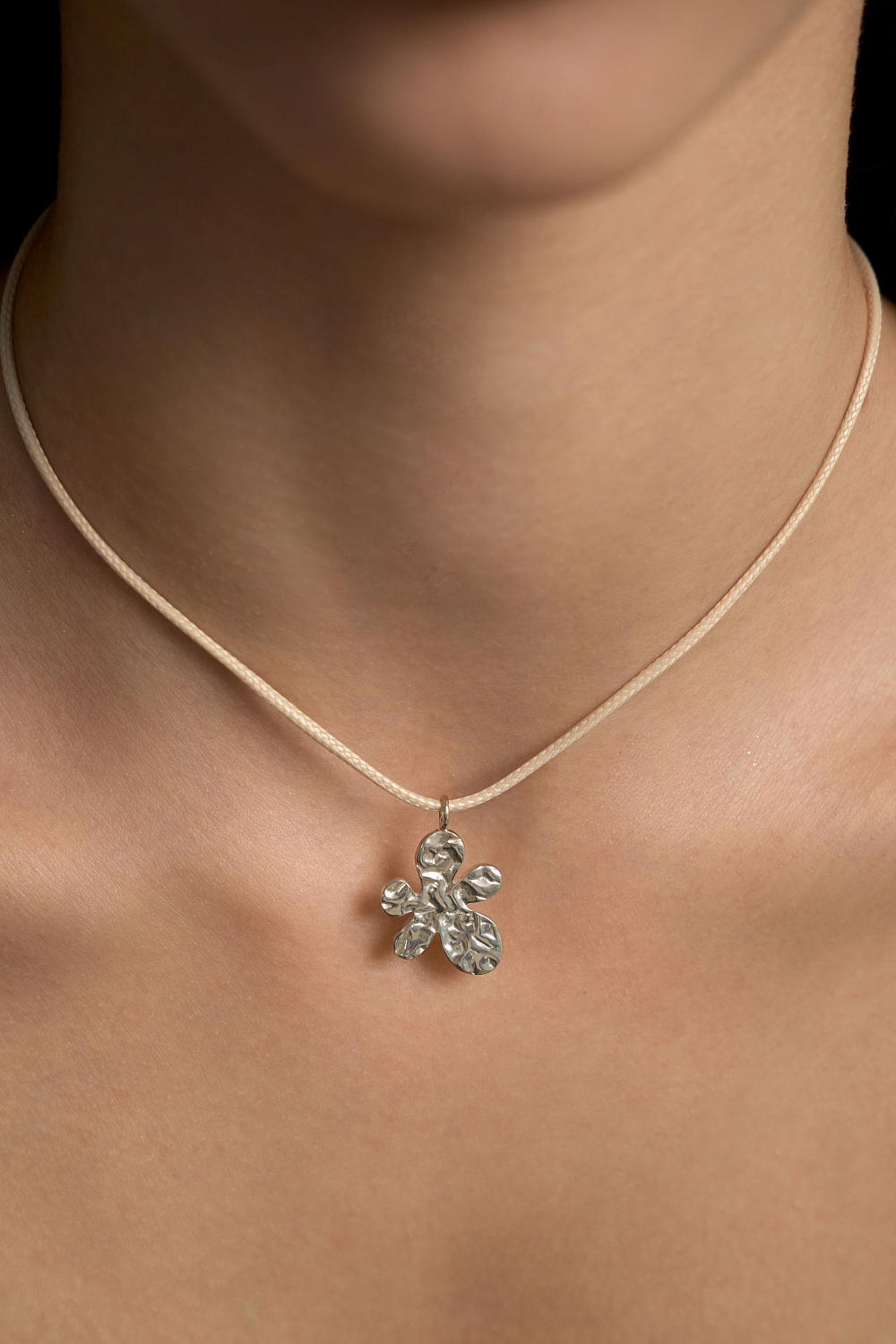 Подвеска на шнуре Флора