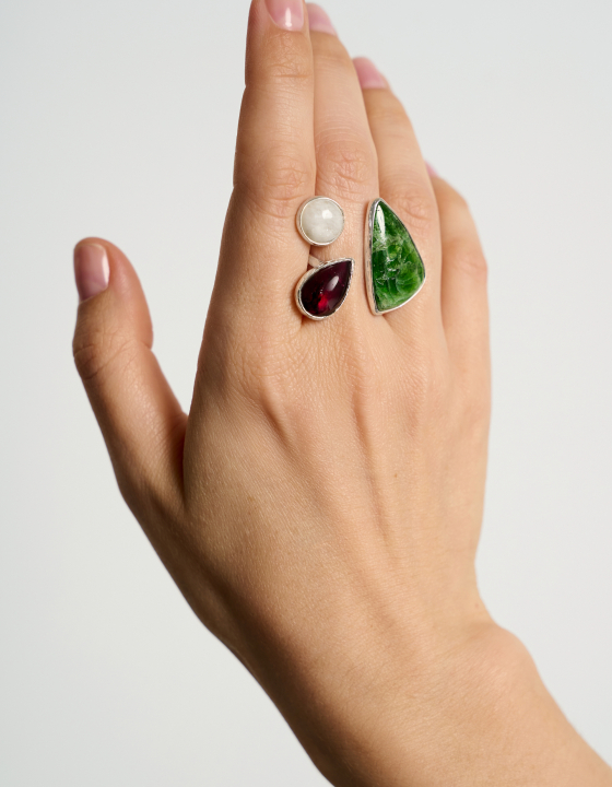 Кольцо с хромдиопсидом, гранатом и беломоритом