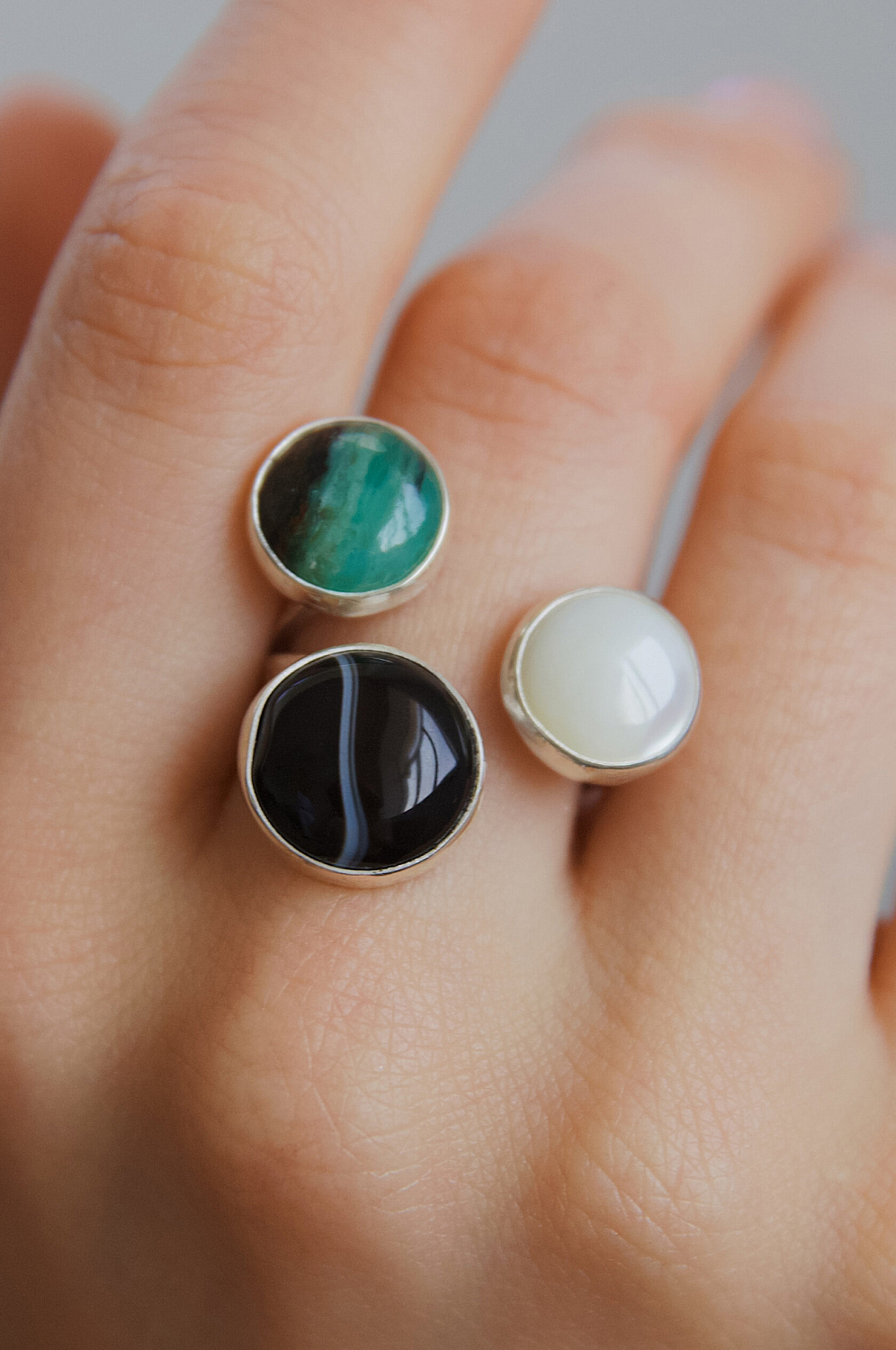 Кольцо с перламутром, перуанским опалом и агатом