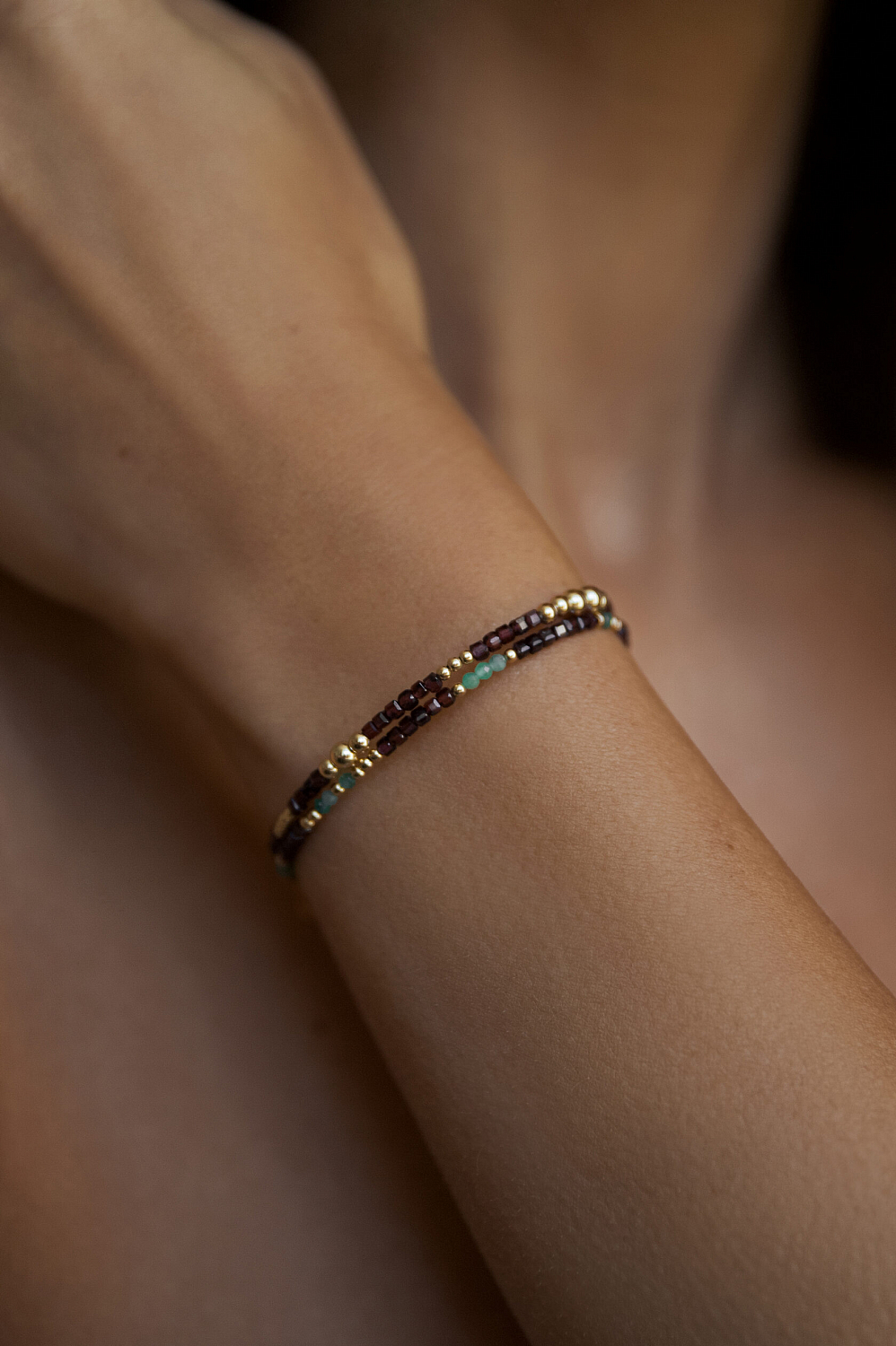 Браслет с бусинами граната