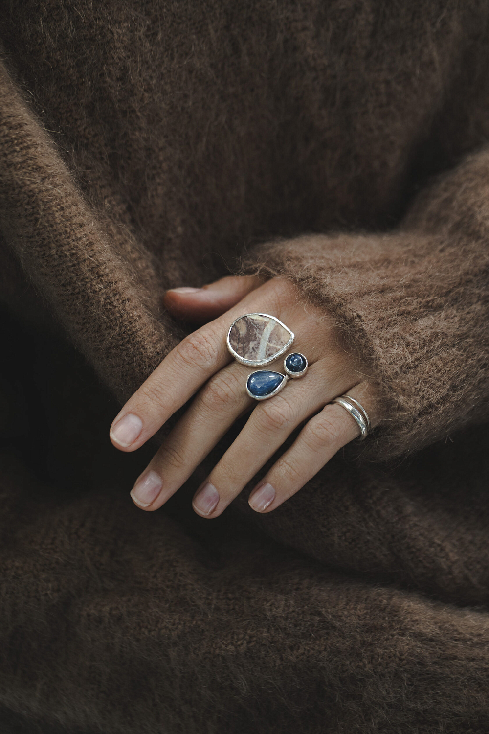 Кольцо с кианитом и яшмой