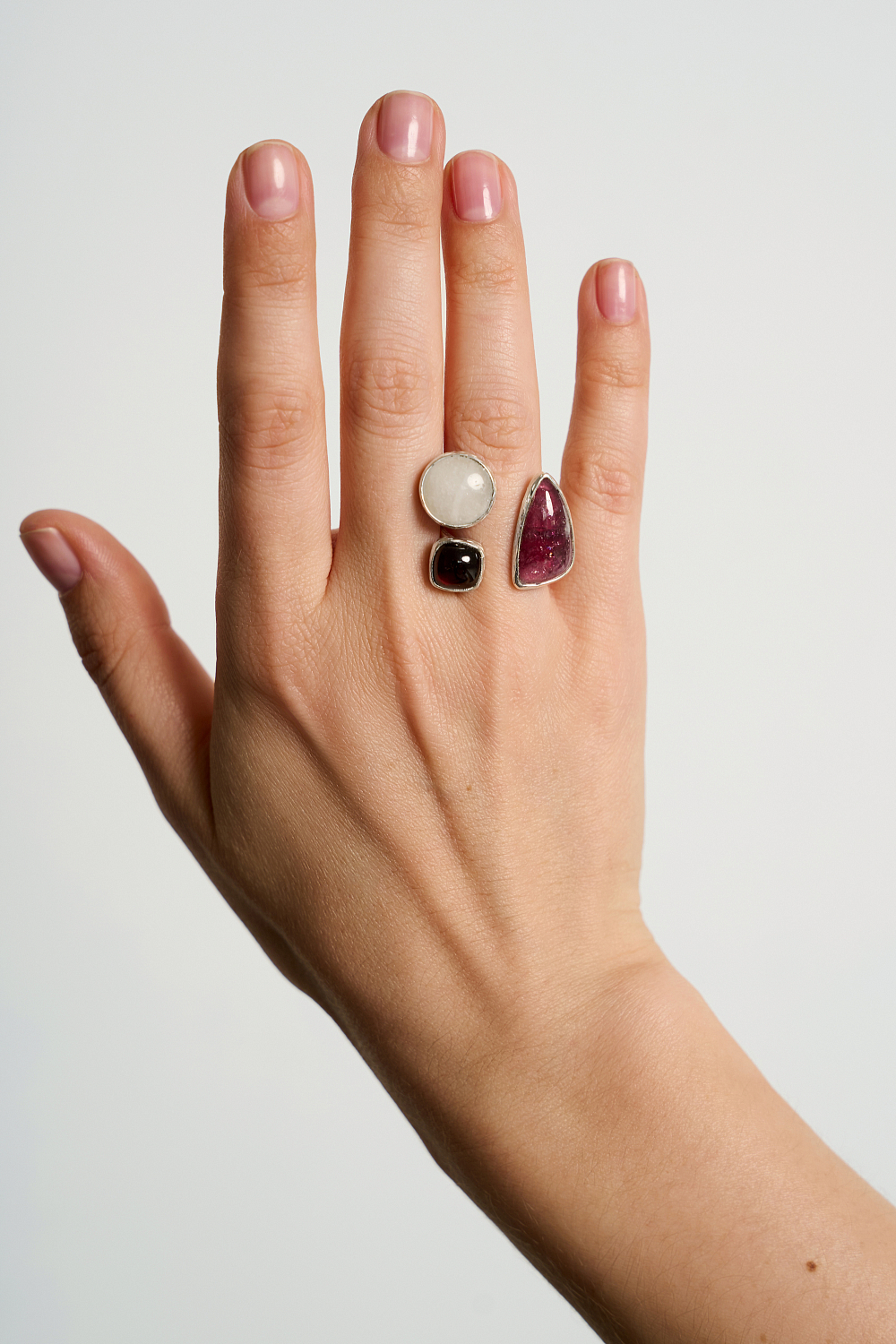 Кольцо с турмалином, беломоритом и гранатом