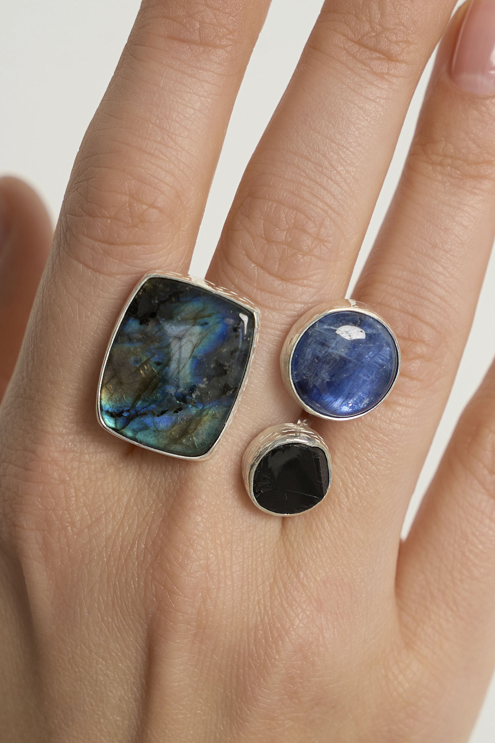 Кольцо со спектролитом, шпинелью и кианитом