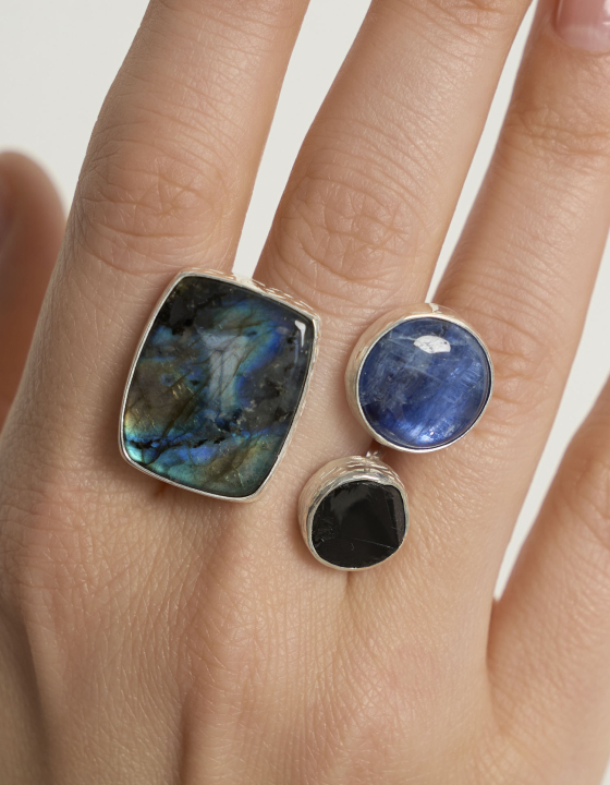 Кольцо со спектролитом, шпинелью и кианитом