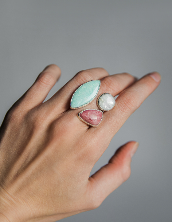 Кольцо с амазонитом, беломоритом и турмалином