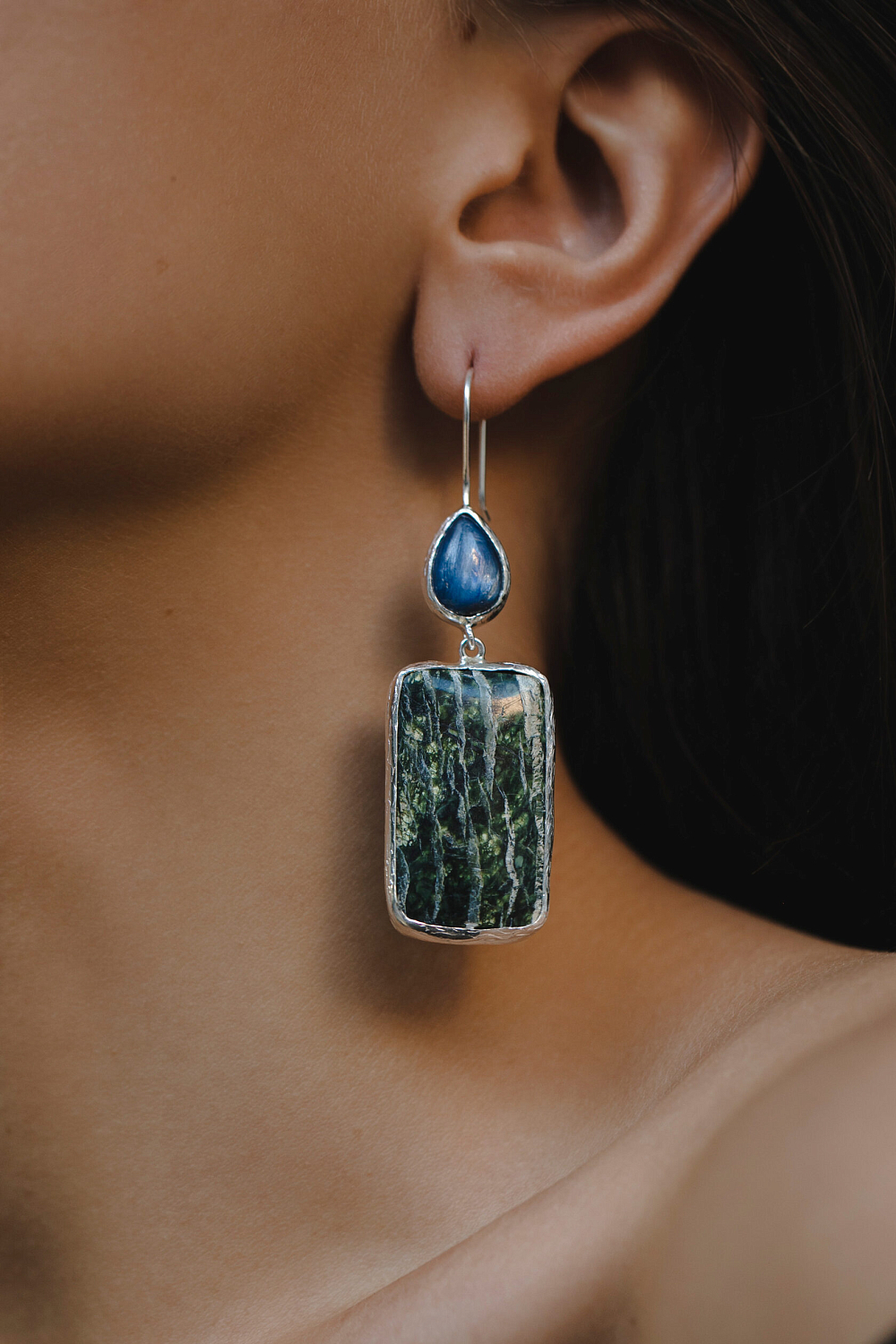 Серьги с кианитом и лиственитом