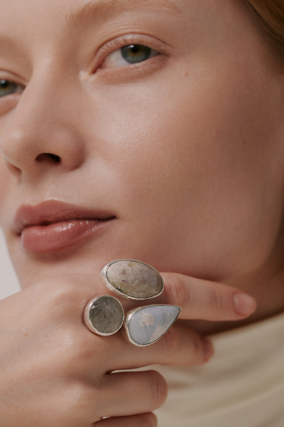 Кольцо с ангелитом, рутиловым кварцем и лепидолитом