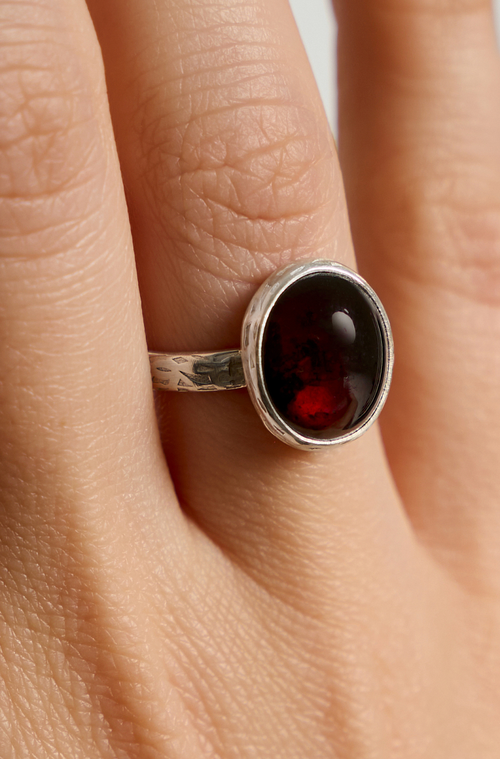 Кольцо с гранатом