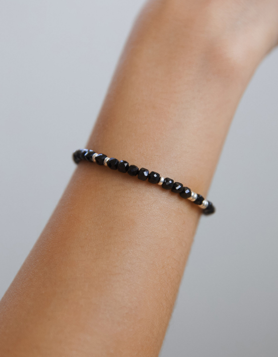 Браслет с бусинами шпинели