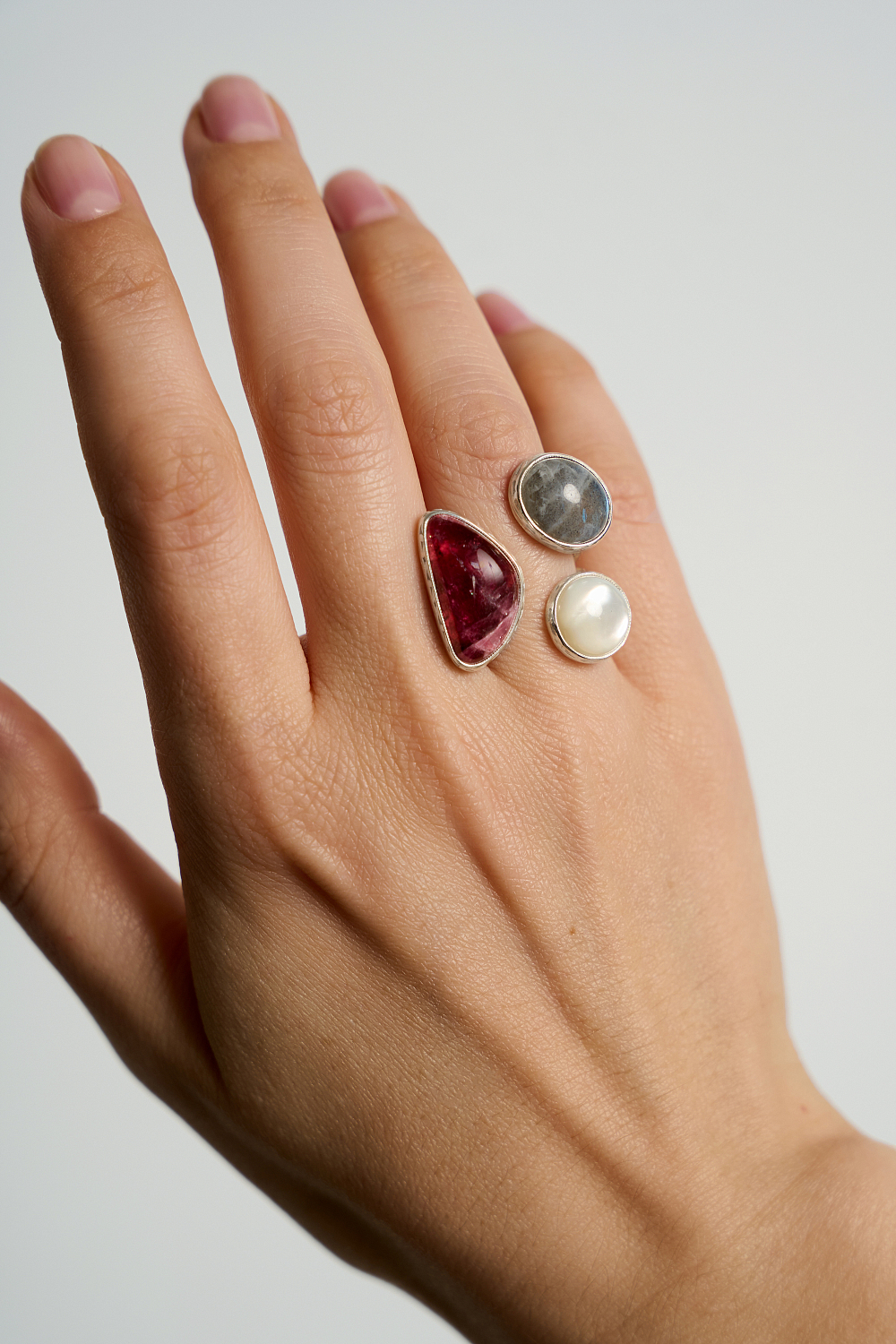 Кольцо с турмалином, перламутром и лабрадоритом