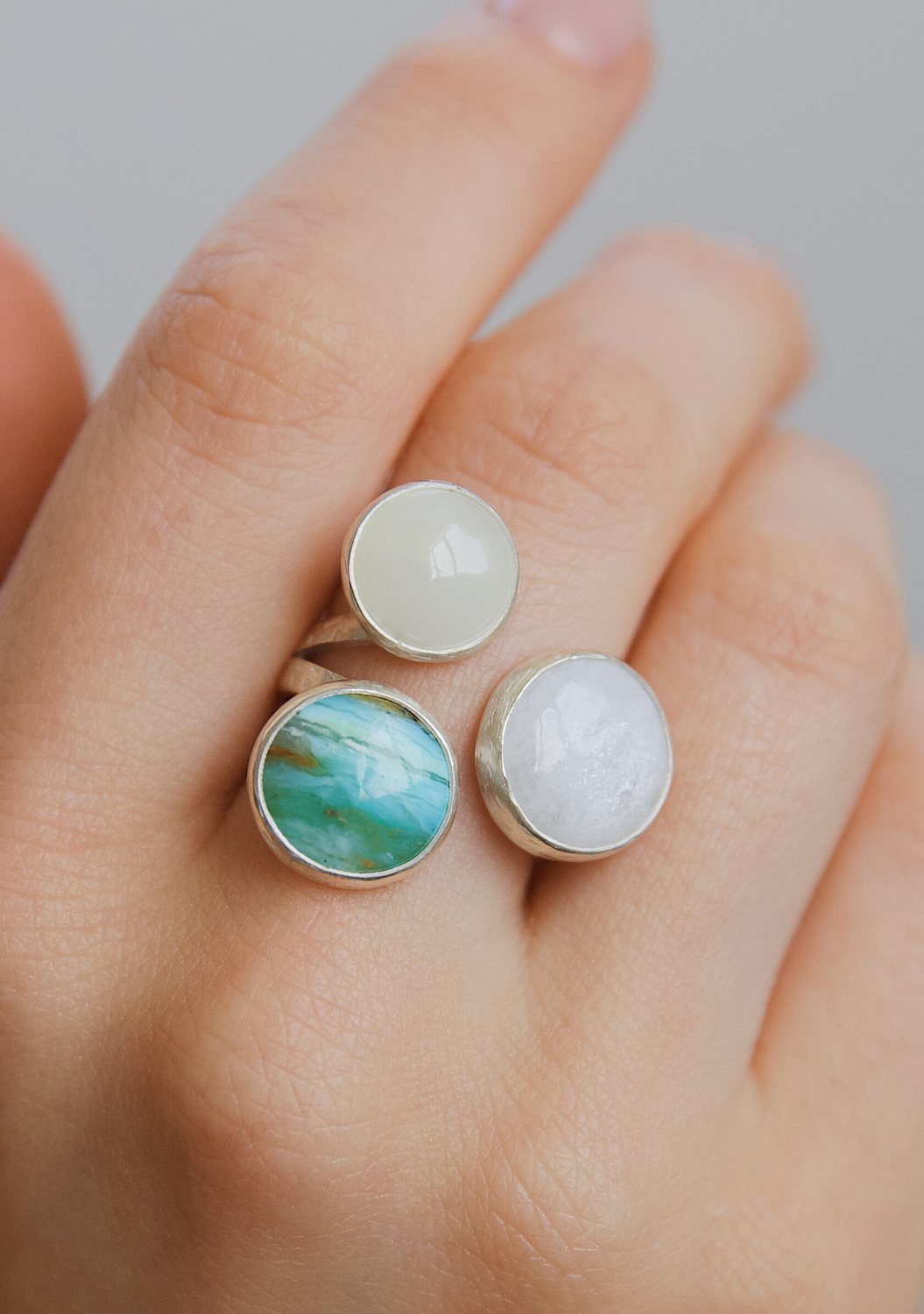 Кольцо с беломоритом, перламутром и перуанским опалом