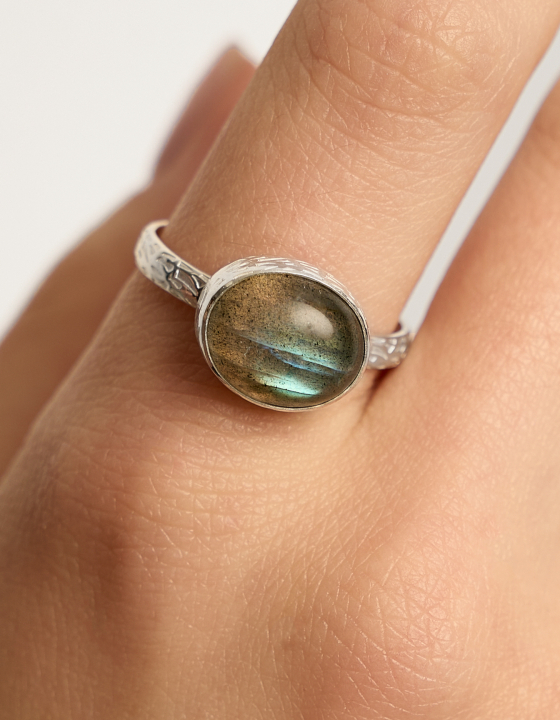 Кольцо с лабрадоритом