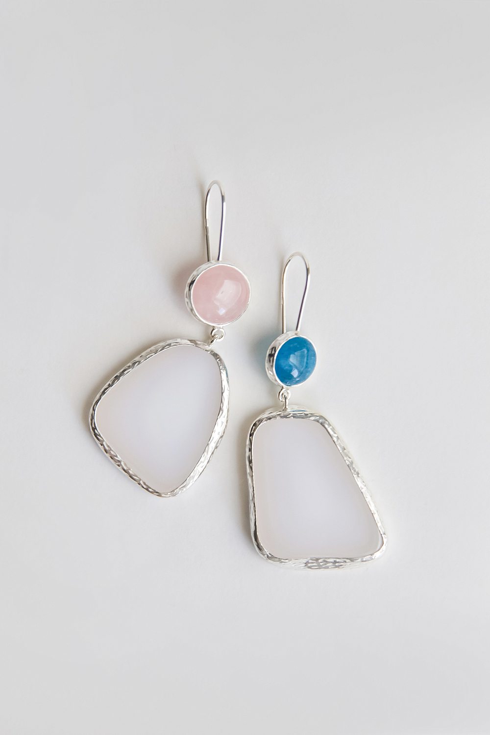 Серьги с розовым кварцем, апатитом и кахолонгом