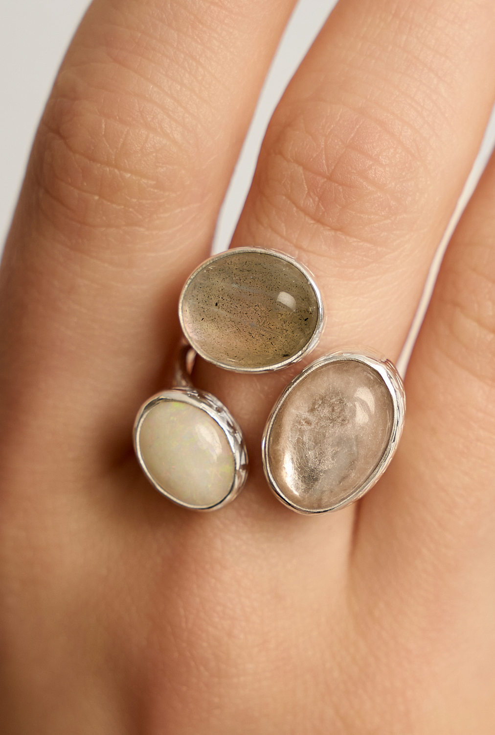 Кольцо с лепидолитом, лабрадоритом и эфиопским опалом